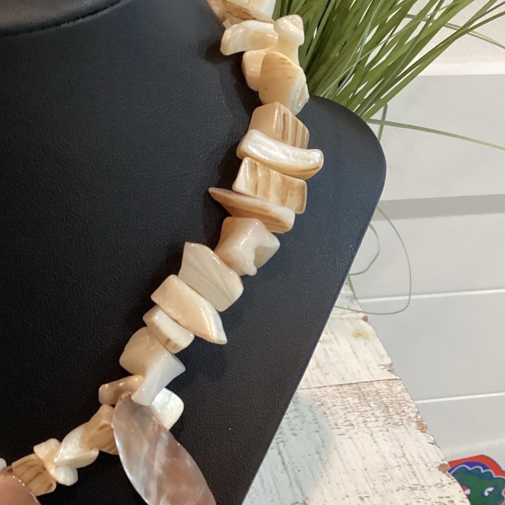 Elegant Cream and Silver Shell Necklace - Picture 3 of 6